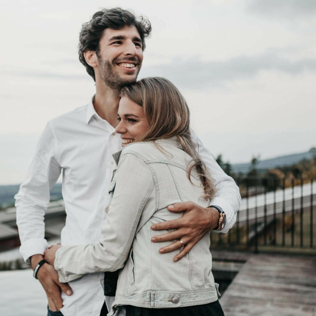 Ein Paar umarmt sich und ist glücklich über ein günstiges Nachrangdarlehen
