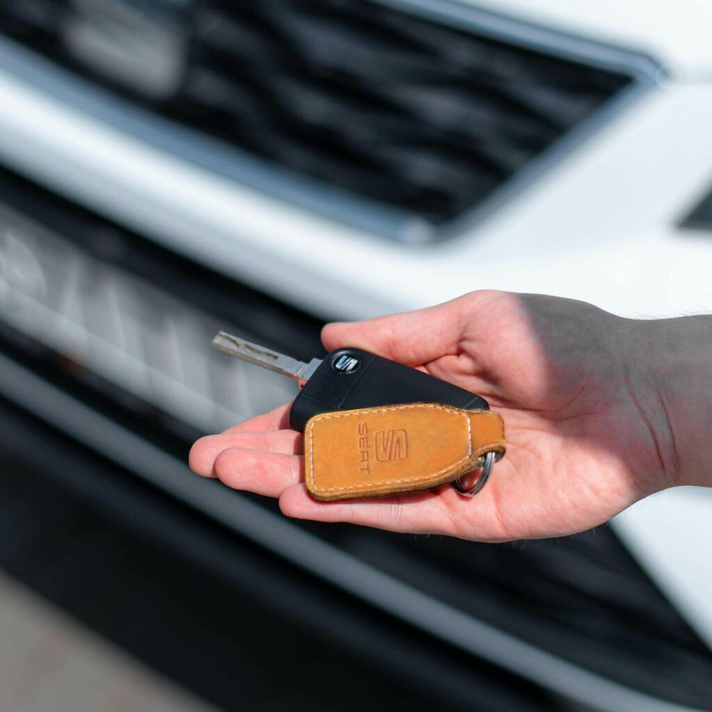 Autokredit ablösen – eine Hand mit Autoschlüssel