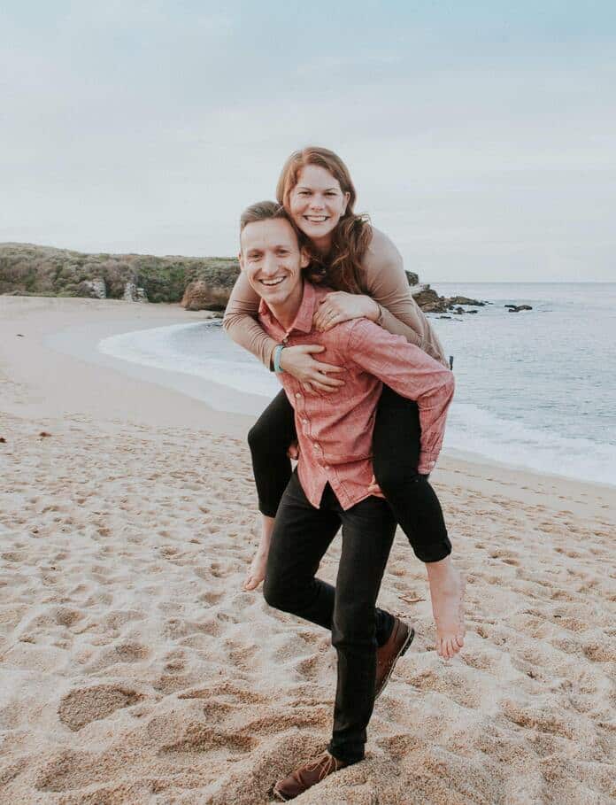 Ein Paar am Strand freut sich, es konnte seinen Ratenkredit umschulden